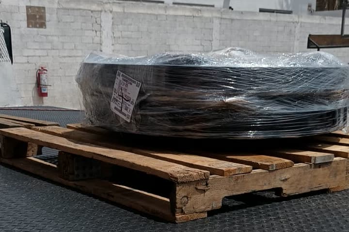 Tarima estrobada sobre la plataforma de un camión